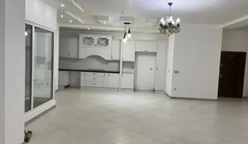 سالن نشیمن با تم سفید آشپزخانه 77447574847584758