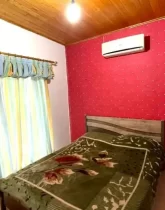 تخت خواب یک نفره و اسپلیت و سقف چوبی ویلا اجاره ای در حسن آباد نور 53145631142